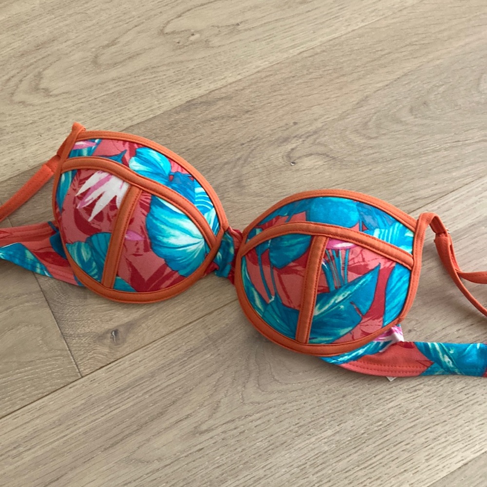 Women’s leaf print bikini top. Underwire.
